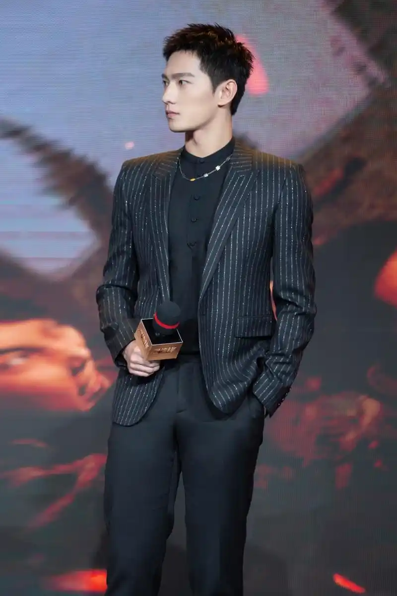 今日,杨洋身着条纹西服搭配立领衬衫出席电影《急先锋》首映礼.