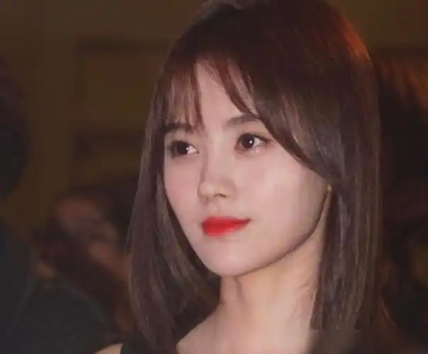 鞠婧祎刚出道旧照被翻出光看这鼻子眼睛是否纯天然一目了然