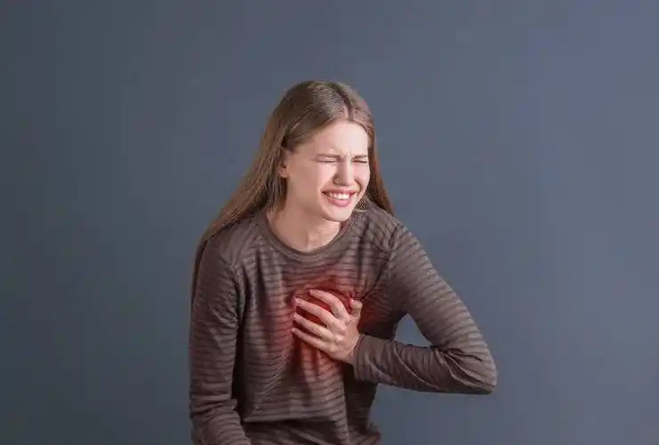 而且乳房又不断胀痛,一开始医生只是说可能是乳腺不通,奶水被堵了所以