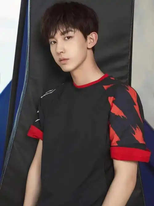 演员郭俊辰身着spyder训练套装