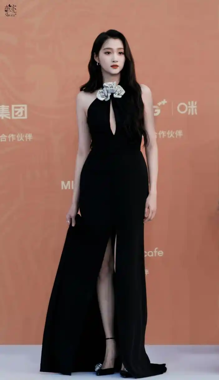 关晓彤身穿黑色开叉裙气场强大