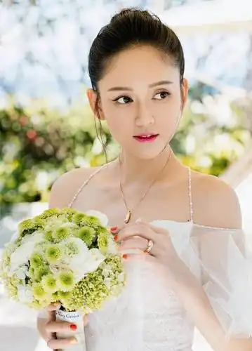 陈乔恩杂志封面大片灵动优雅尽显成熟魅力