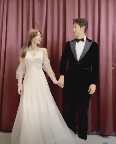 秦岚刘以豪在平行时空里公费谈恋爱