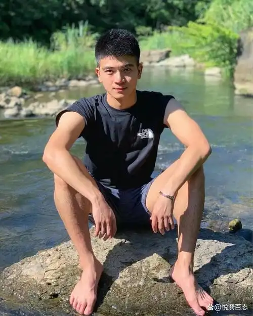 肌肉给男生好加分,帅气的他亮出好身材,真是让人不得不心动了!