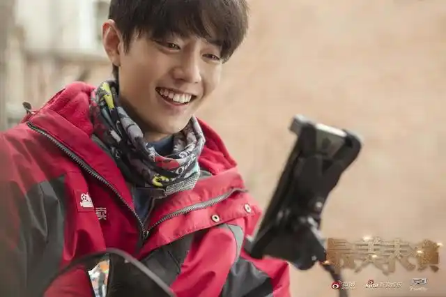 组图:肖战《买耳朵》剧照曝光 烟火气满满泪光闪烁动人