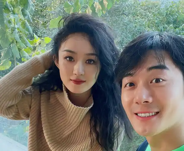 造型师晒与赵丽颖合照,颖宝高发量又现窄额发际线,可爱似洋娃娃_头发