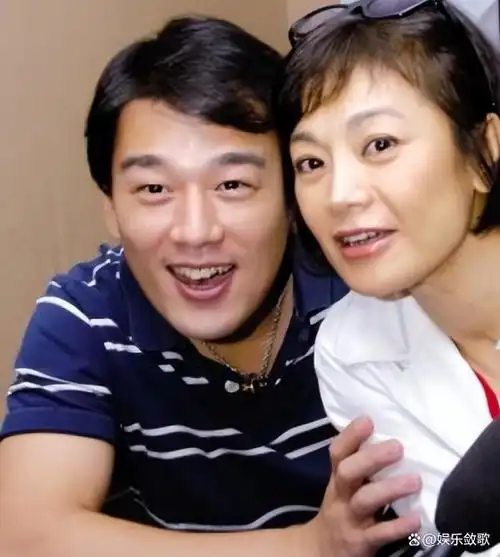 大背头,金丝眼镜,这个光看长相就很霸道总裁,很有钱的男人,就是王耀庆