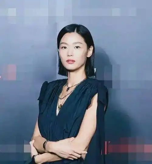 原创原创40岁的全智贤剪掉24年的秀发面容憔悴走下神坛撞脸倪妮刘雯