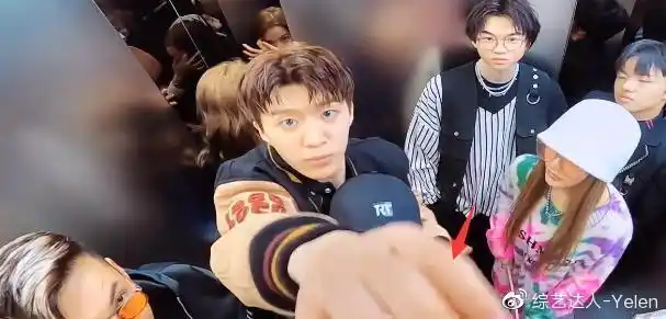 范丞丞把刘雨昕圈怀里反应最大的却是陈伟霆一脸醋意吓坏导演