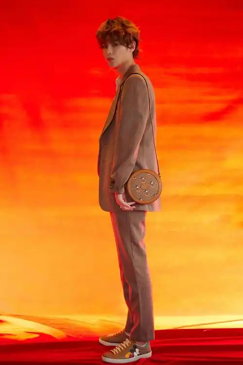 简介:黄明昊复古卷发帅气图片,分享一组黄明昊图片给大家,图中的明星