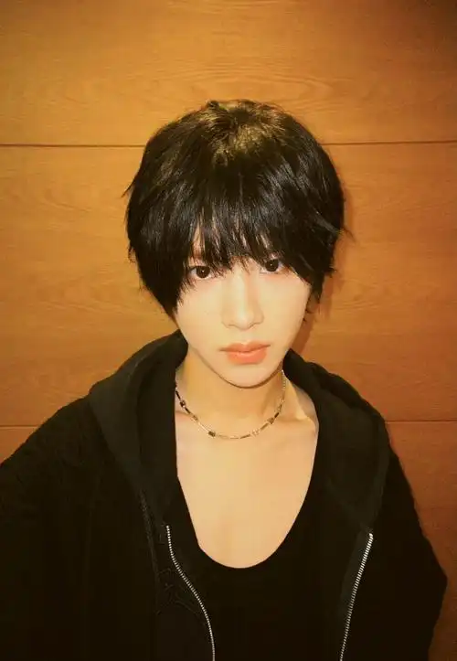 黄明昊日系黑发写真!少年感满满,漫画中走出的美少年