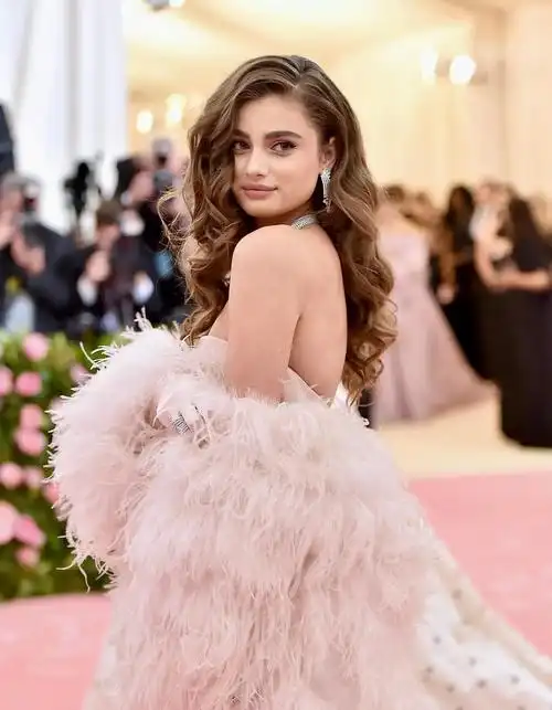 图片文章图片看过了"小泰山"taylor hill穿泳装拍写真的甜美俏皮模样