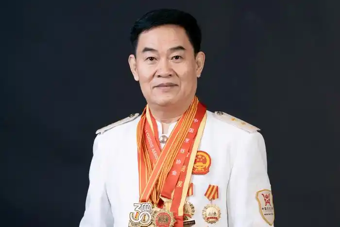 王力群同志事迹简介