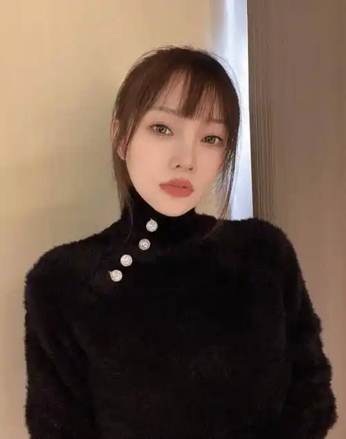 李小璐近照公开, 穿"鞋带裤"勒出优越线条,这位辣妈太有魅力_造型