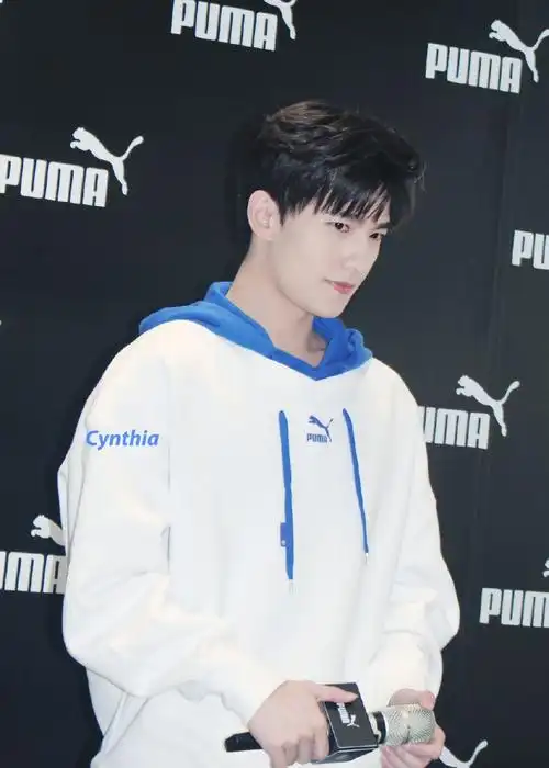 杨洋穿白色连帽卫衣亮相门店开业剪彩活动面带微笑白嫩帅气