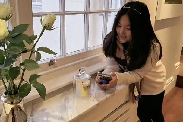 回顾李湘英国豪宅满墙红酒茶杯镶金穿钻石睡衣戴215w名表