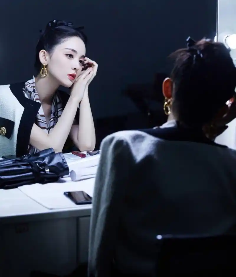 古力娜扎,皮短裙搭配高跟鞋,超美超好看!