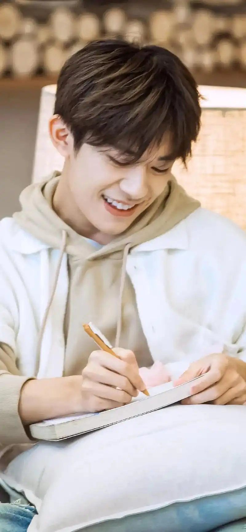 壁纸#易烊千玺 《少年的你》中,四字弟弟的表现可圈可点啊. - 抖音