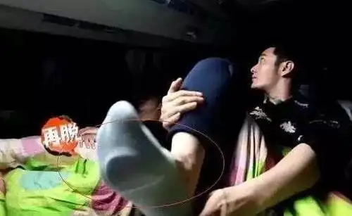 没想到最近黄晓明又被网友扒出,身高180的教主居然也在鞋子里垫增高