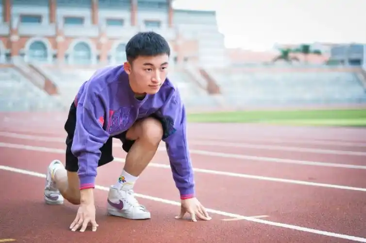 浅浅做个运动男