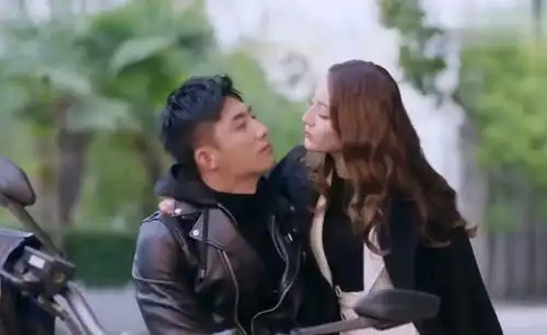 黄景瑜在澡堂"赤裸"被认出,爆料和迪丽热巴私下聚会