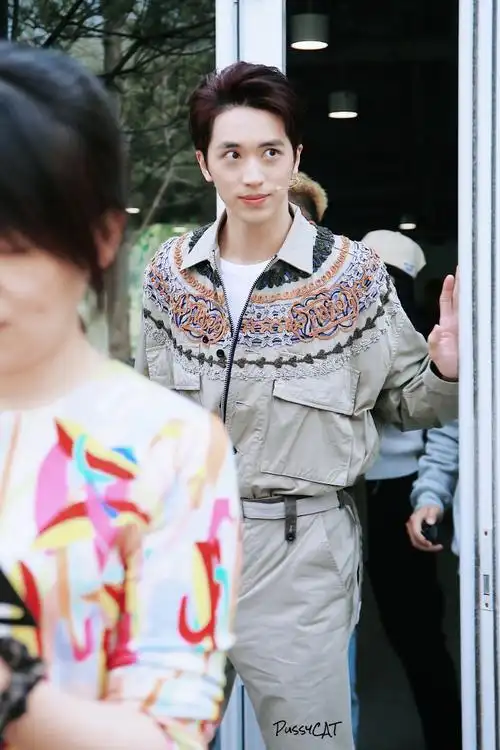 许魏洲超话#许魏洲话剧雷雨饰演周萍#来咯～清爽帅气!