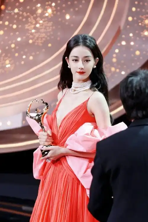 迪丽热巴·红毯的神!真就没有一次红毯造型不出圈的!