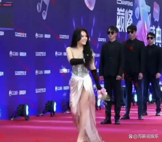 39岁歌手袁娅维出席巅峰盛典穿搭遭争议裙子太长勾住鞋子