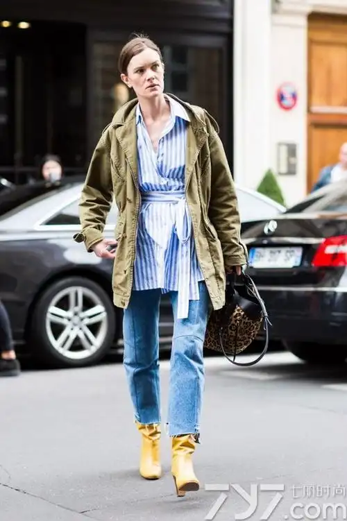 黄色靴子怎么搭配衣服 抢眼又时髦