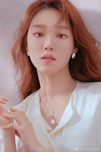 身材贼棒的韩国美女明星李圣经太迷人,甜美时尚的颜值毫不逊色