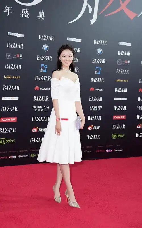 菅纫姿亮相芭莎慈善夜一袭素雅白裙尽显高贵气质娱乐频道东方头条