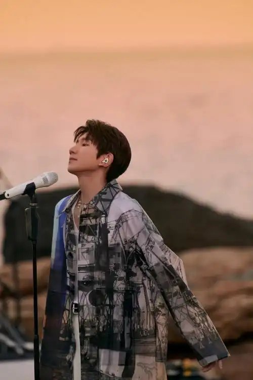 王源超话#王源2024龙行绛气##王源我看见两朵一样的云#  侧脸,棱角