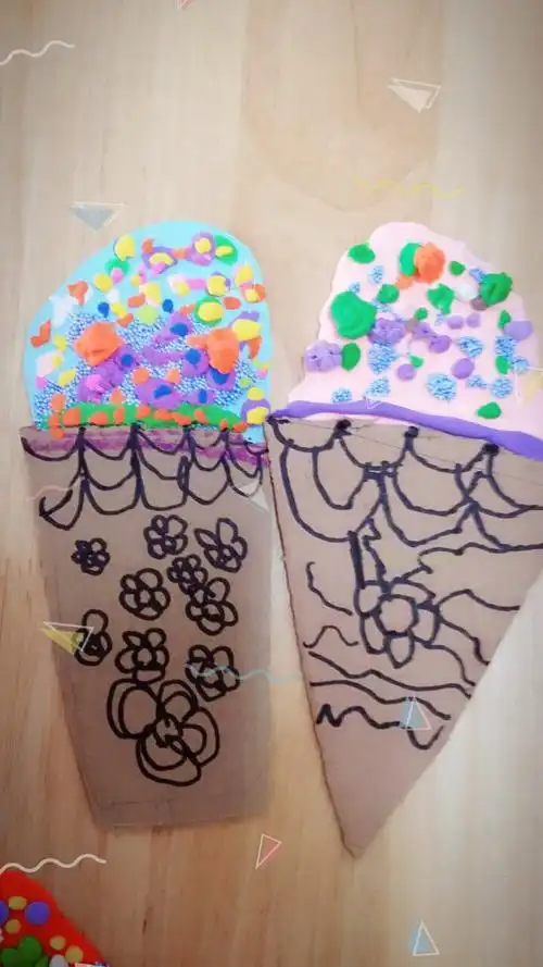 步骤二,在彩色卡纸上画出喜欢的冰淇淋的造型.