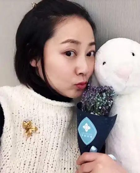 张卫健老婆近期照片