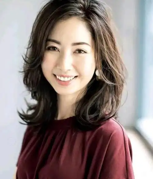 50岁女人有油腻感的原因:头发要么太直,要么太卷,不够优雅得体