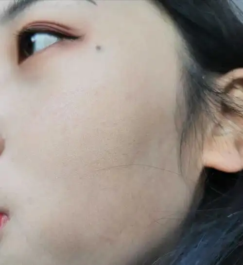 我到东北来读书 然后本来是中性肤质 然后原本用的mac定制无暇这款 在