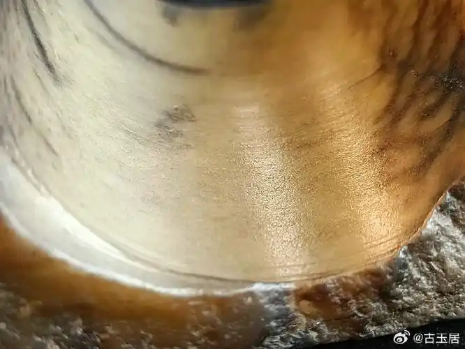 玉琮内壁的套筒管钻痕迹,结合沁色和边缘磕损后的氧化包浆一起看下!
