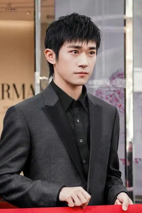 易烊千玺直播全黑西装造型