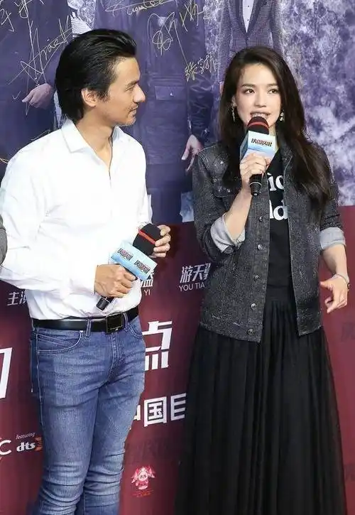 舒淇冯德伦罕见秀恩爱穿牛仔外套配纱裙像少女老公满眼都是爱