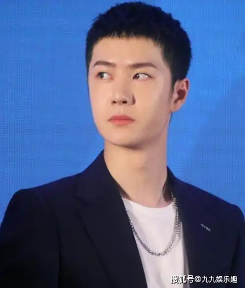 王一博活动生图曝光,高清镜头下皮肤状态超可,比精修图还能打_寸头