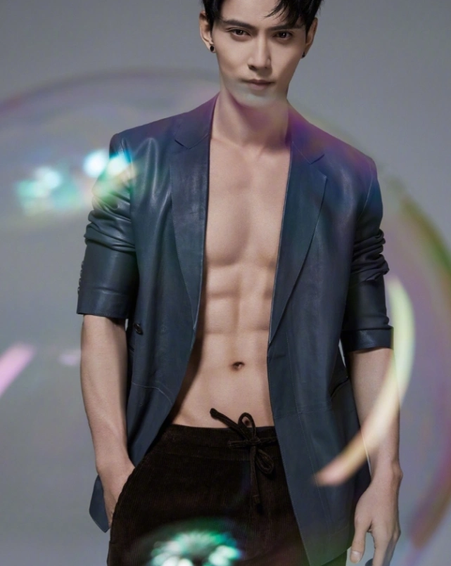 徐正溪为何火不了?见到这八块腹肌,大家都"流口水"了