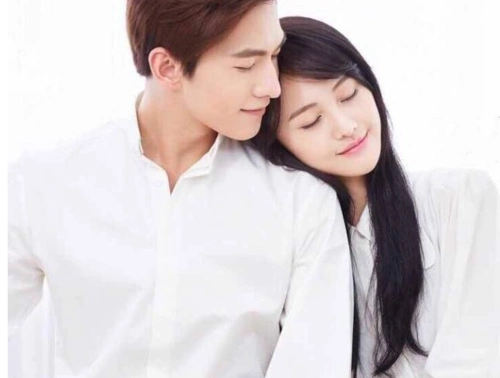 郑爽摸耳动作太有爱!除了杨洋,他也曾被摸过