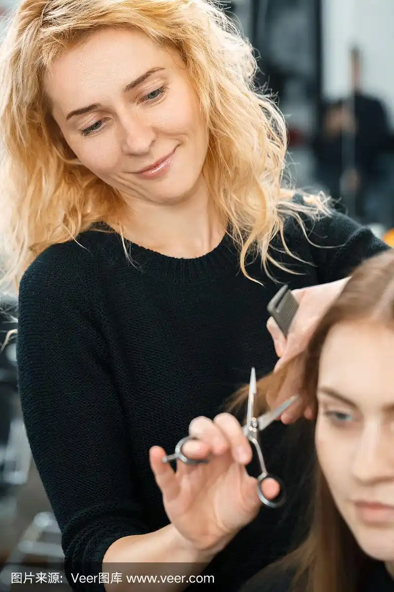 年轻女性正在理发