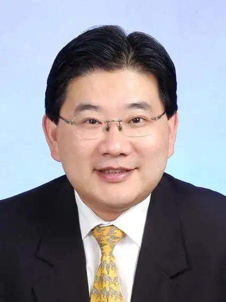 曹可凡近照梳二分头胖圆脸笑容可掬妻子是圈外人儿子也很胖