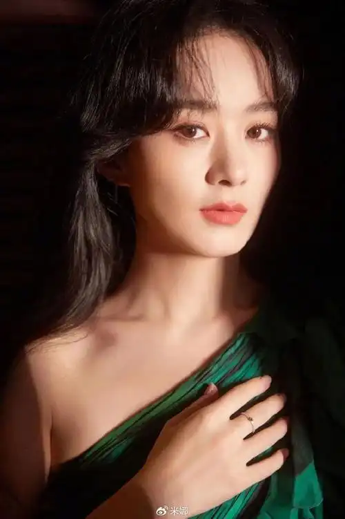 赵丽颖八字刘海没有齐刘海那样整齐,无规则可言,能够营造出不费力的