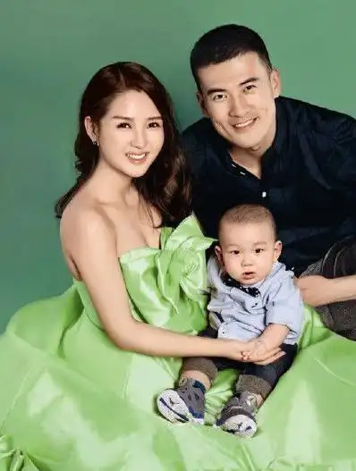 何洁p图用力过猛引热议,网友晒现场图实力打脸,礼服被指山寨货