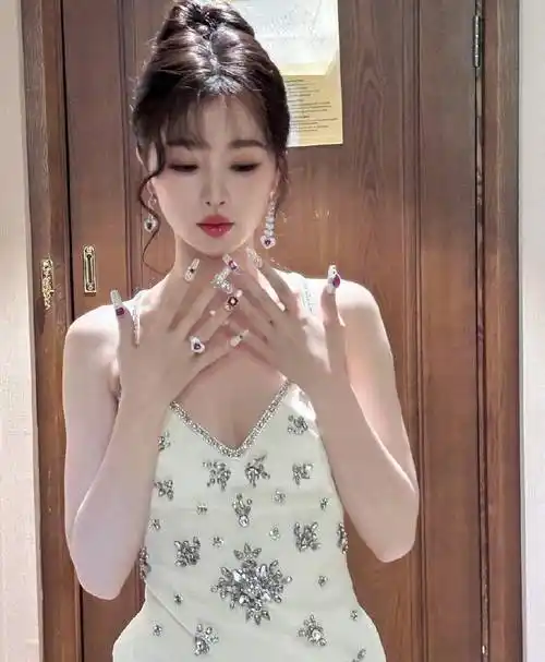 虞书欣穿深v钻石吊带裙甜美性感俱全!