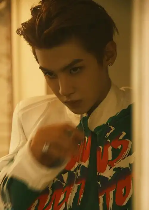 黄明昊皮衣夹克造型#黄明昊今日红毯造型96蓝白夹克皮衣外套霸气