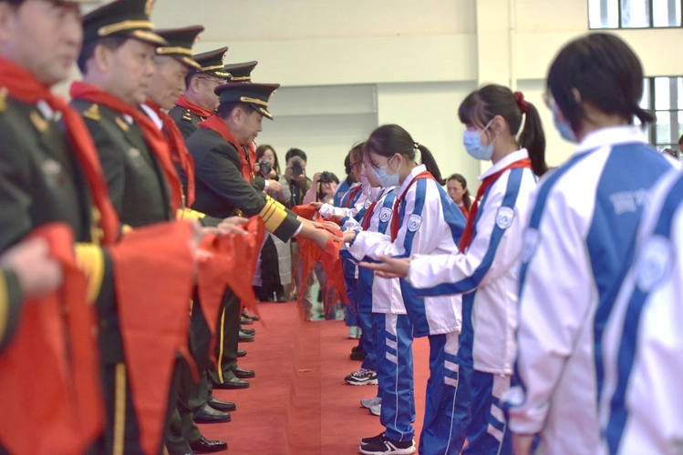 文翁少年薪火相传石室天府中学附属小学庆祝建队71周年暨新队员入队