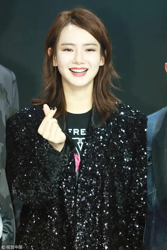 9月19日,上海,戚薇出席时尚活动,她身穿亮片上衣搭配高筒靴,时尚有型.